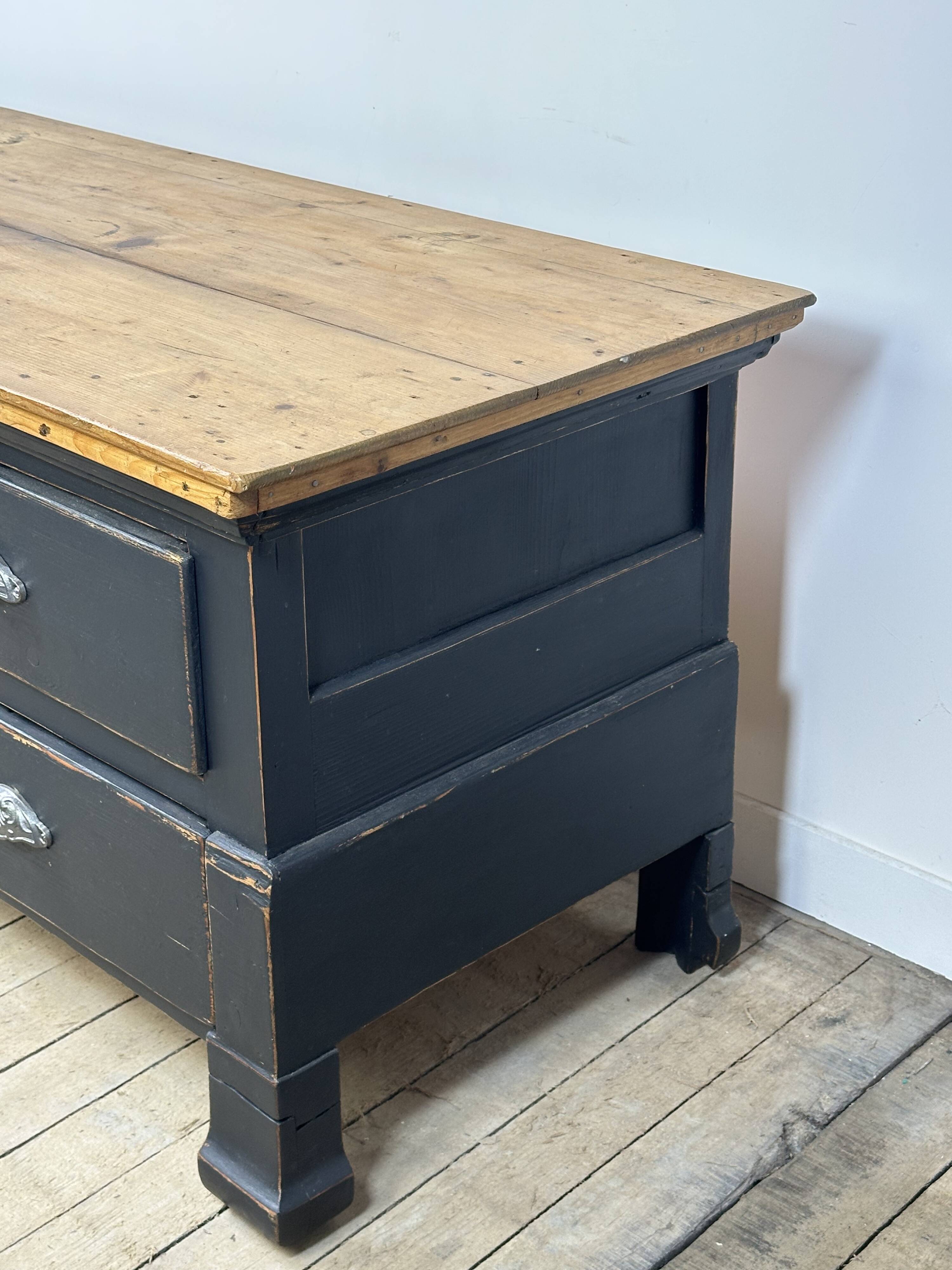 Low commode in pine and dark grey patina from the early 20th century.