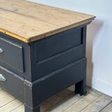 Low commode in pine and dark grey patina from the early 20th century.