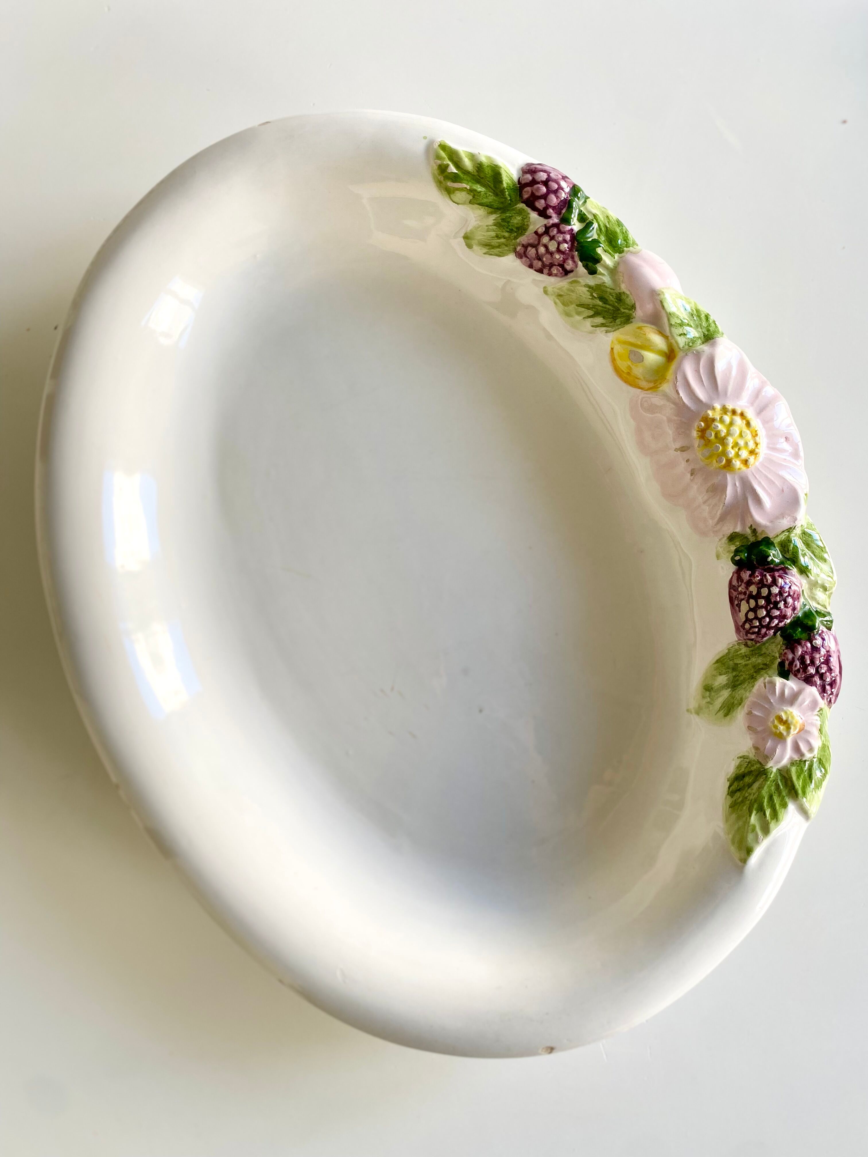 Oval-shaped dish slurry fruits and flowers