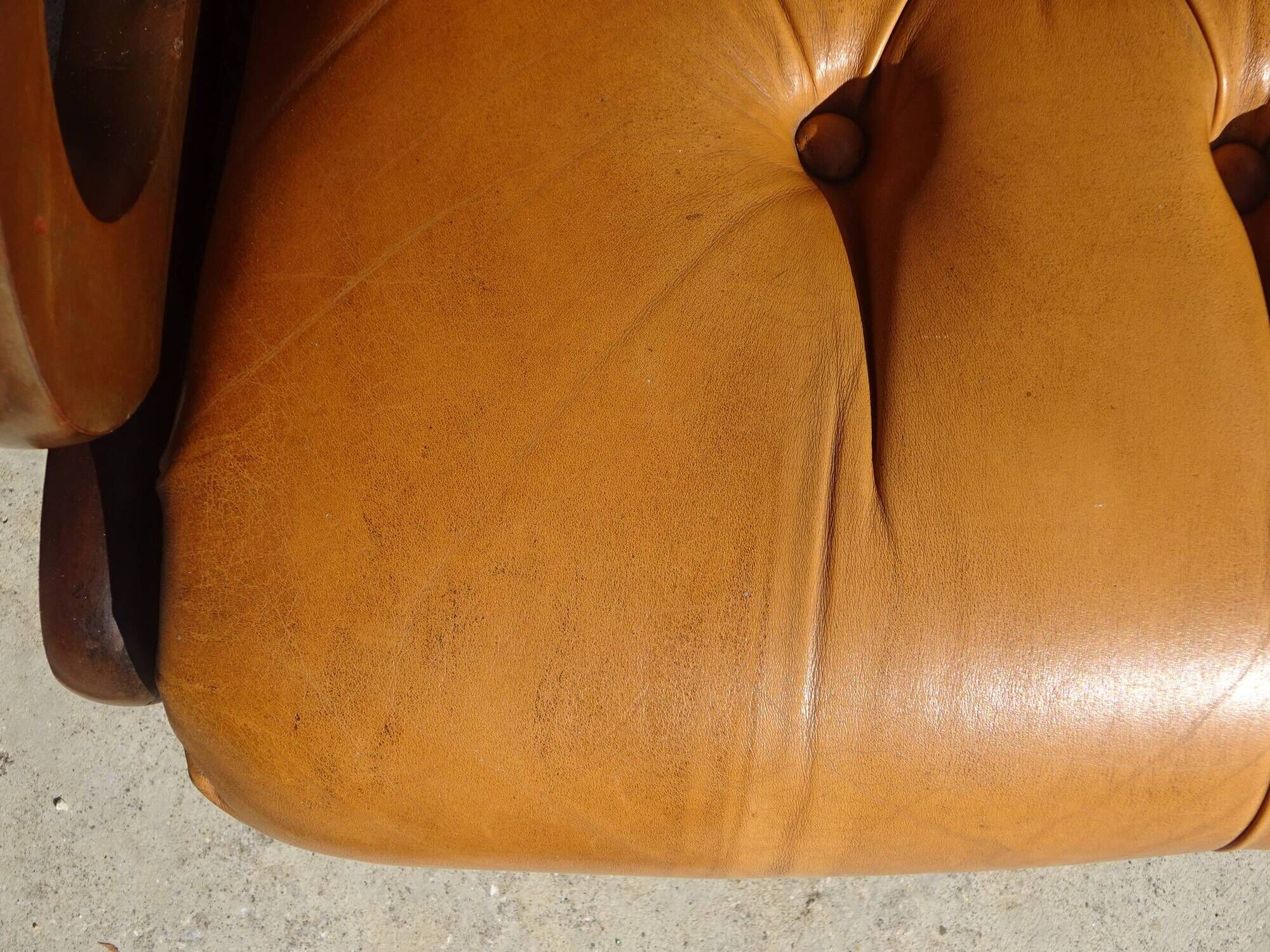 Fauteuils en bois et cuir capitonné, les 2