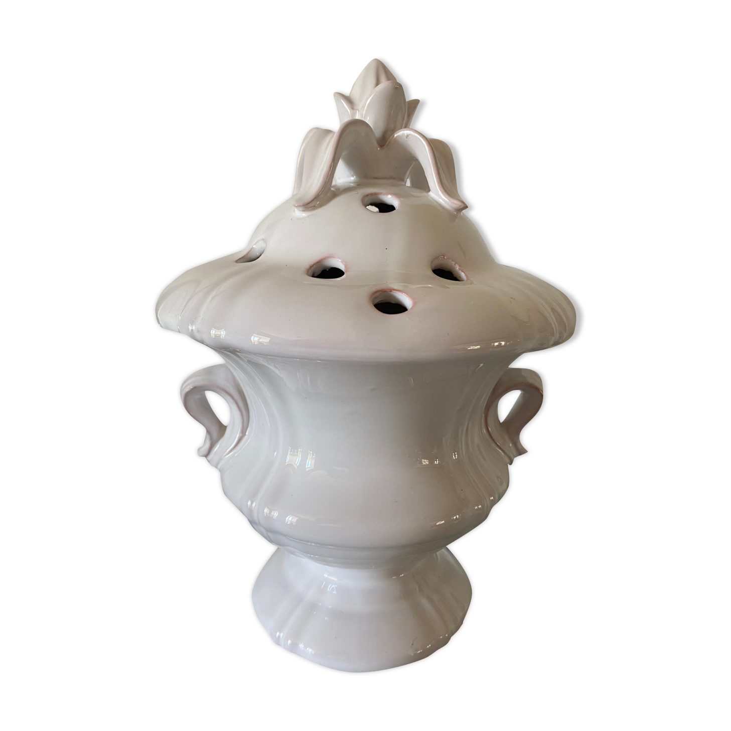 Pique fleur Faïence blanche signed Lallier Moustiers in Sainte Marie Provence