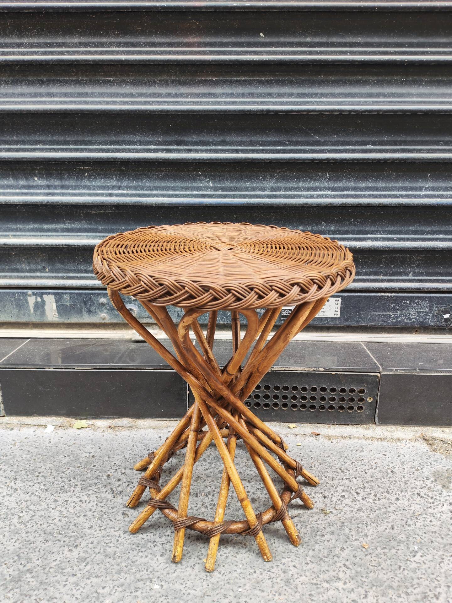 Table d'appoint en rotin 1950 midcentury