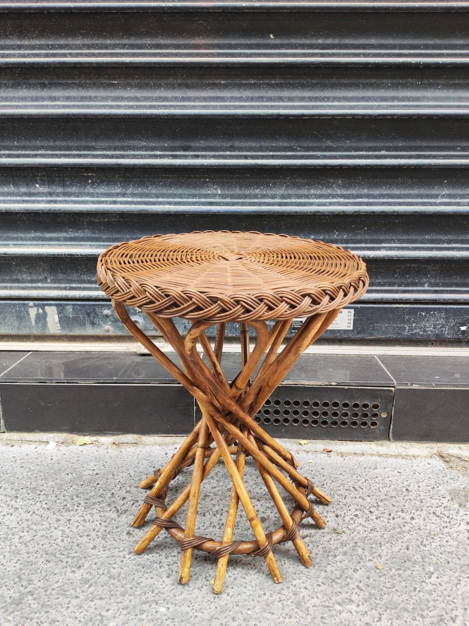 Table d'appoint en rotin 1950 midcentury