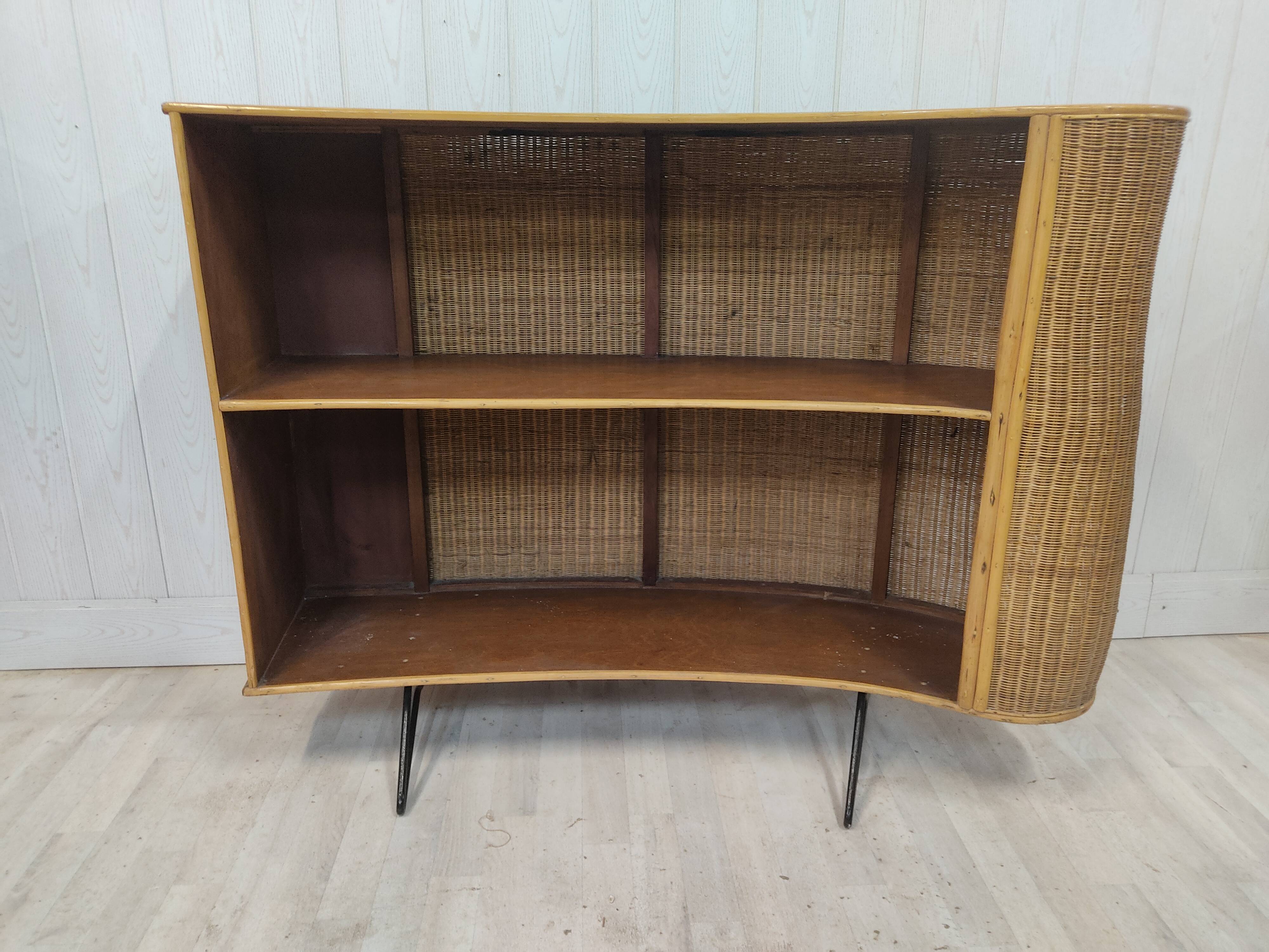 Vintage wicker bar and its two stools