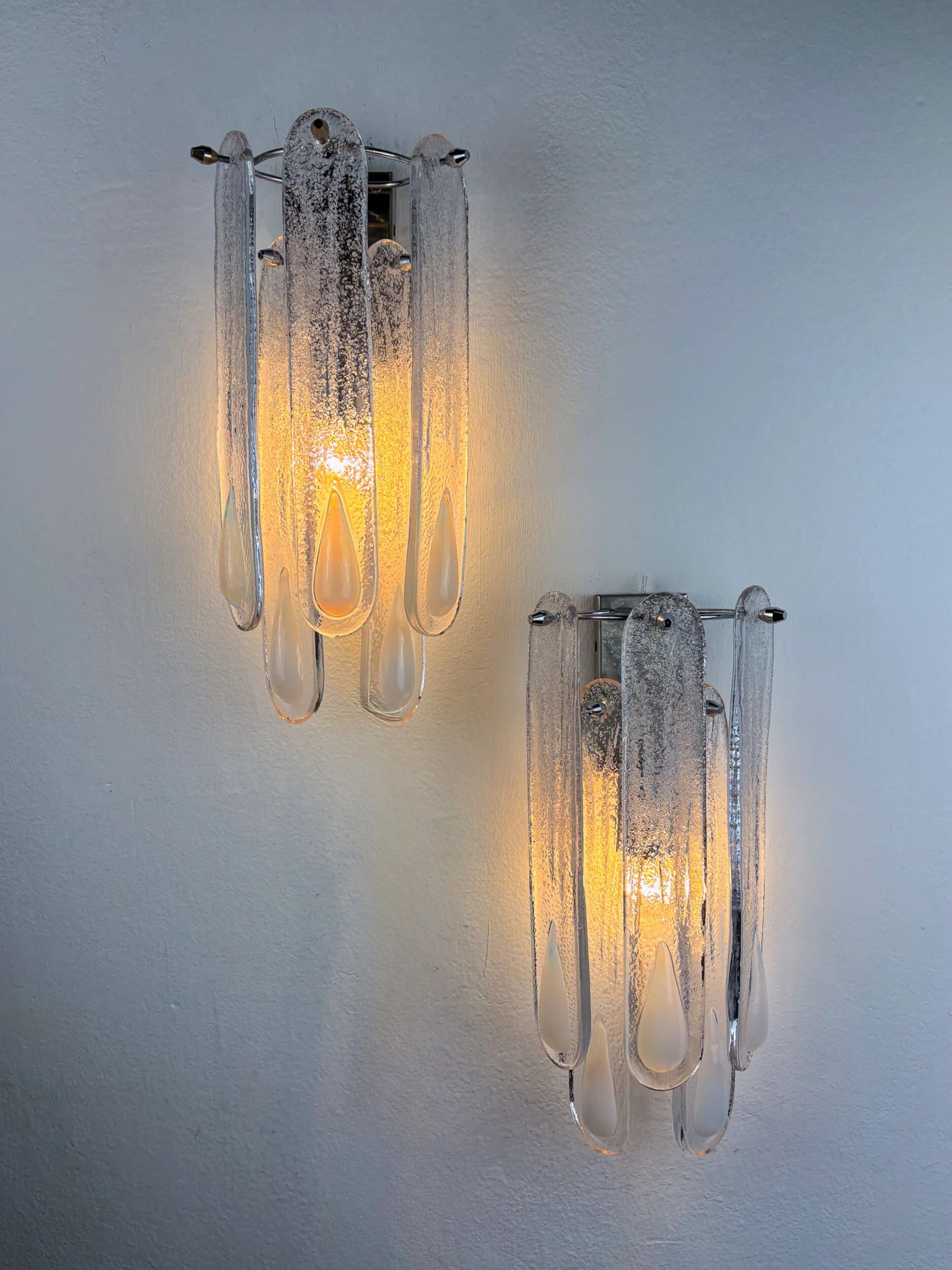 Paire de lampes murales Murano Mazzega à 2 niveaux, en verre dépoli blanc irisé, Italie, vers les années 1960.