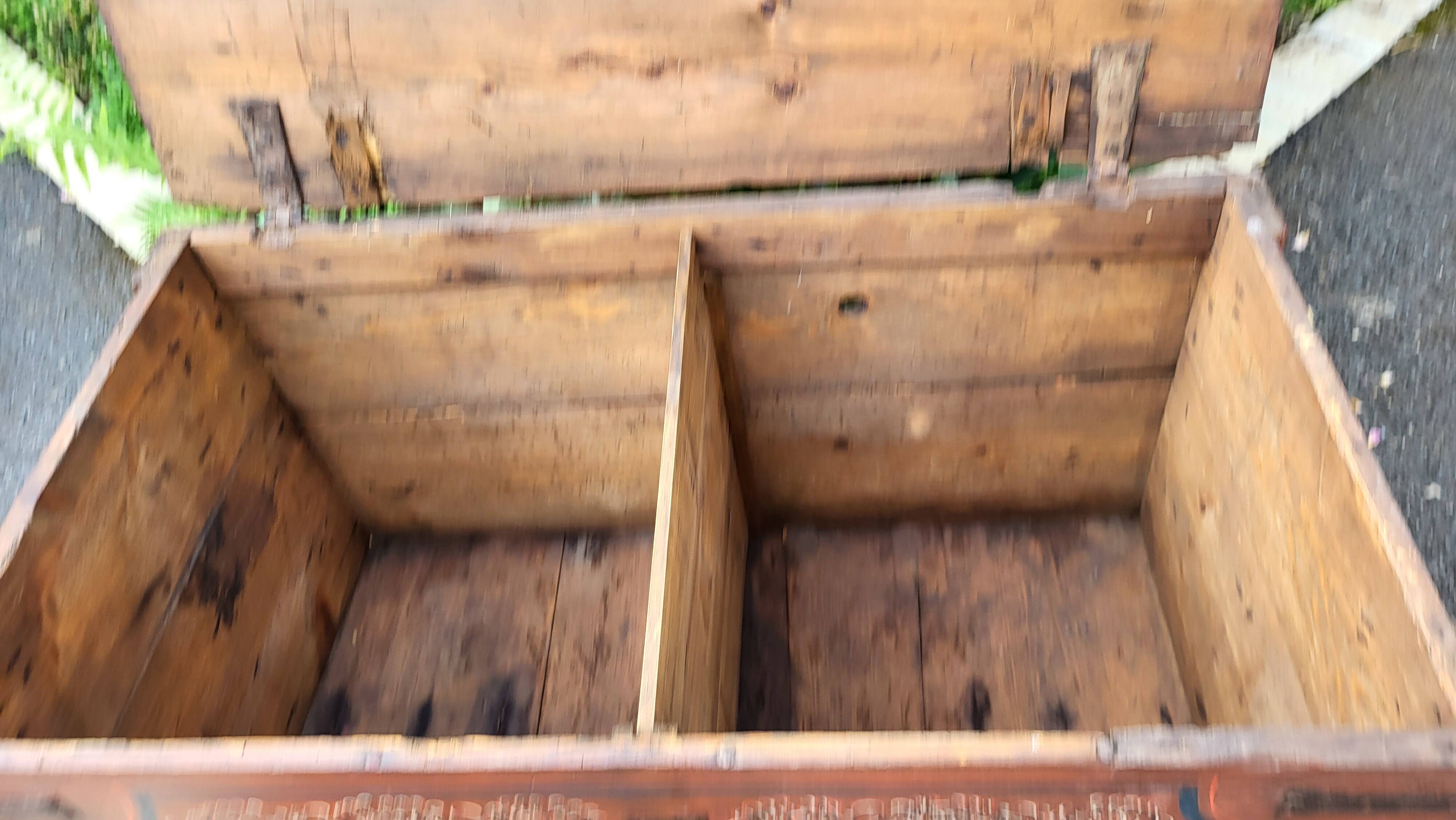 Coffre de mariage ancien en bois peint XIXème
