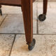 Travailleuse en bois verte pieds roulettes