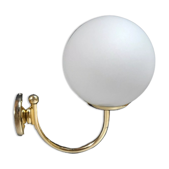 White opaline wall lamp, gilded metal - Italy (80s)
