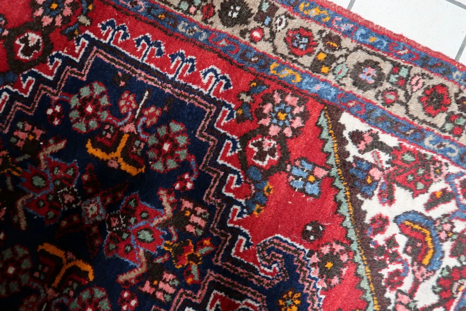 1950s handmade wool medallion rug, red and navy, 96 × 144 cm - 1C1290