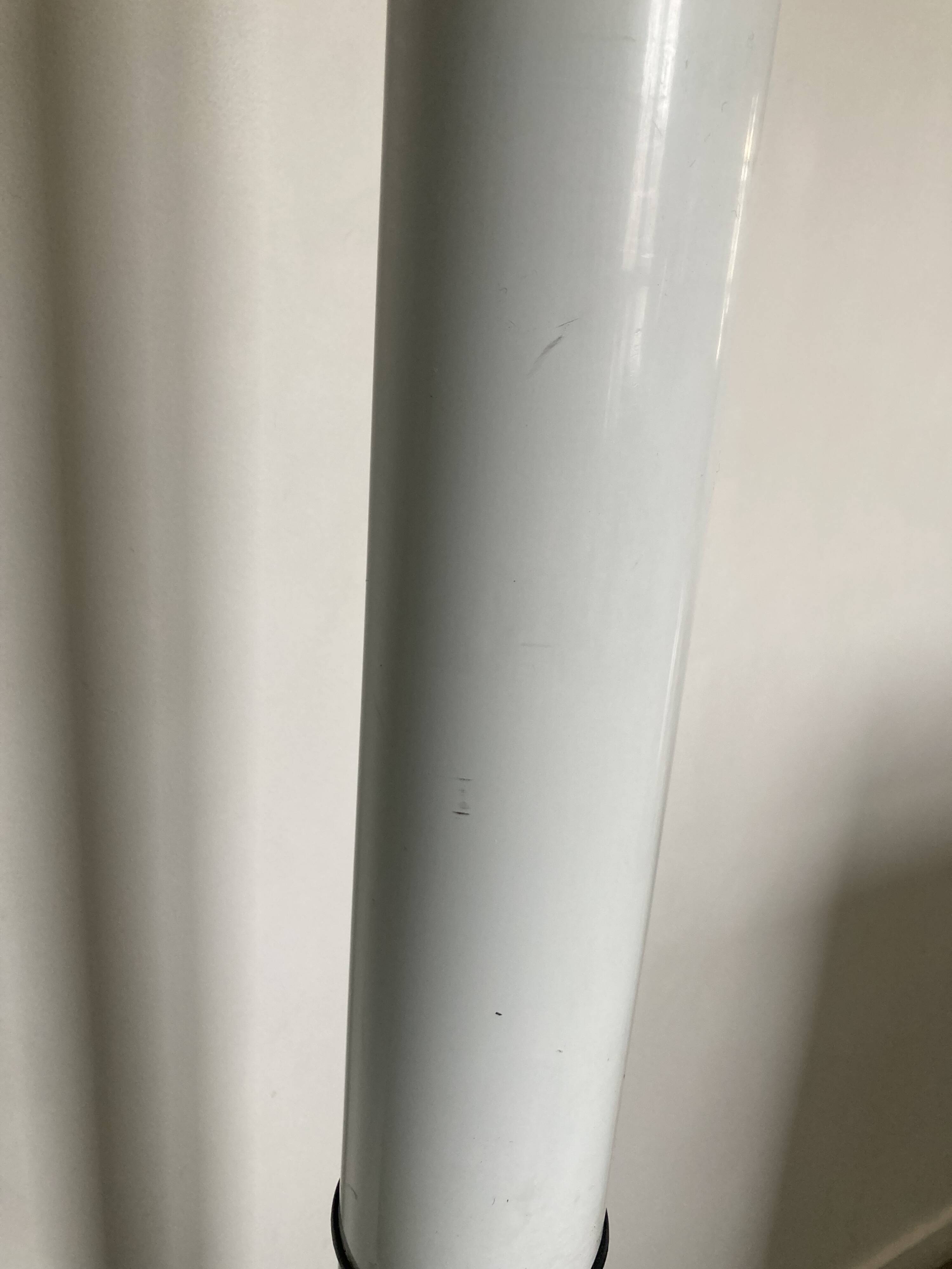 Portemanteau en métal laqué blanc édité par Seccose dans les années 80