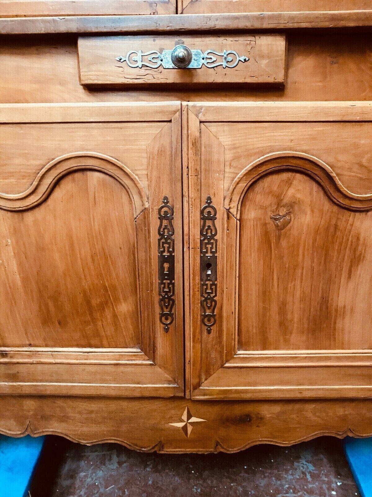 Buffet deux corps de style Louis XV en noyer massif XX siècle