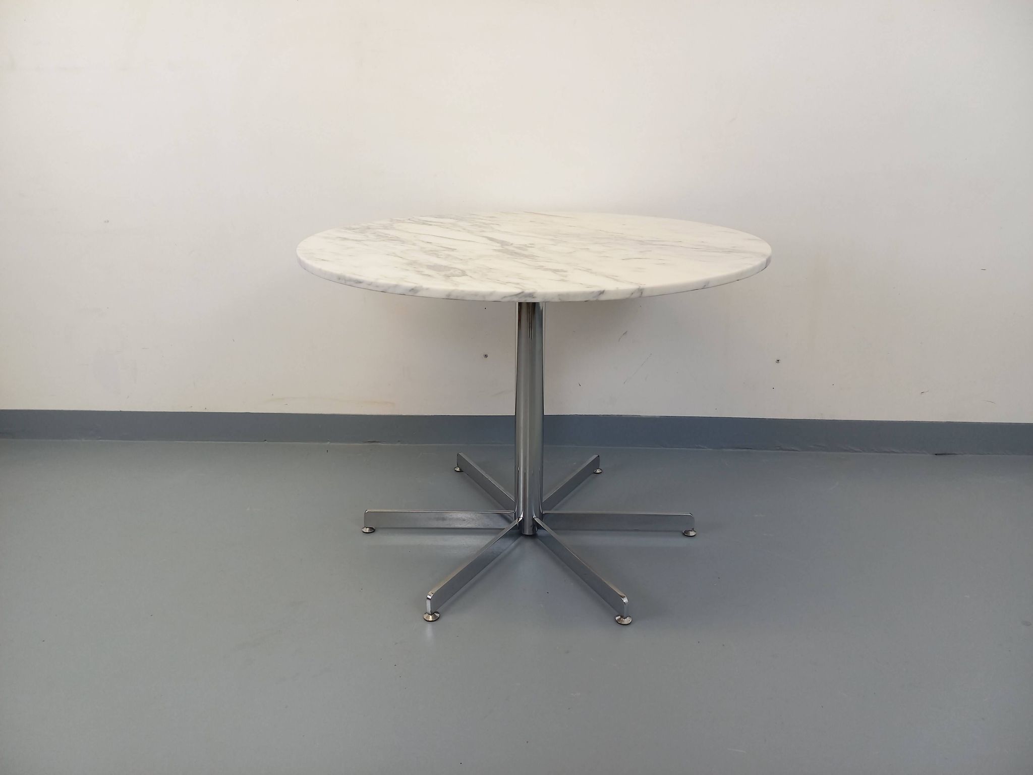 Vintage round dining table in white marble and chrome metal from the 1970s.