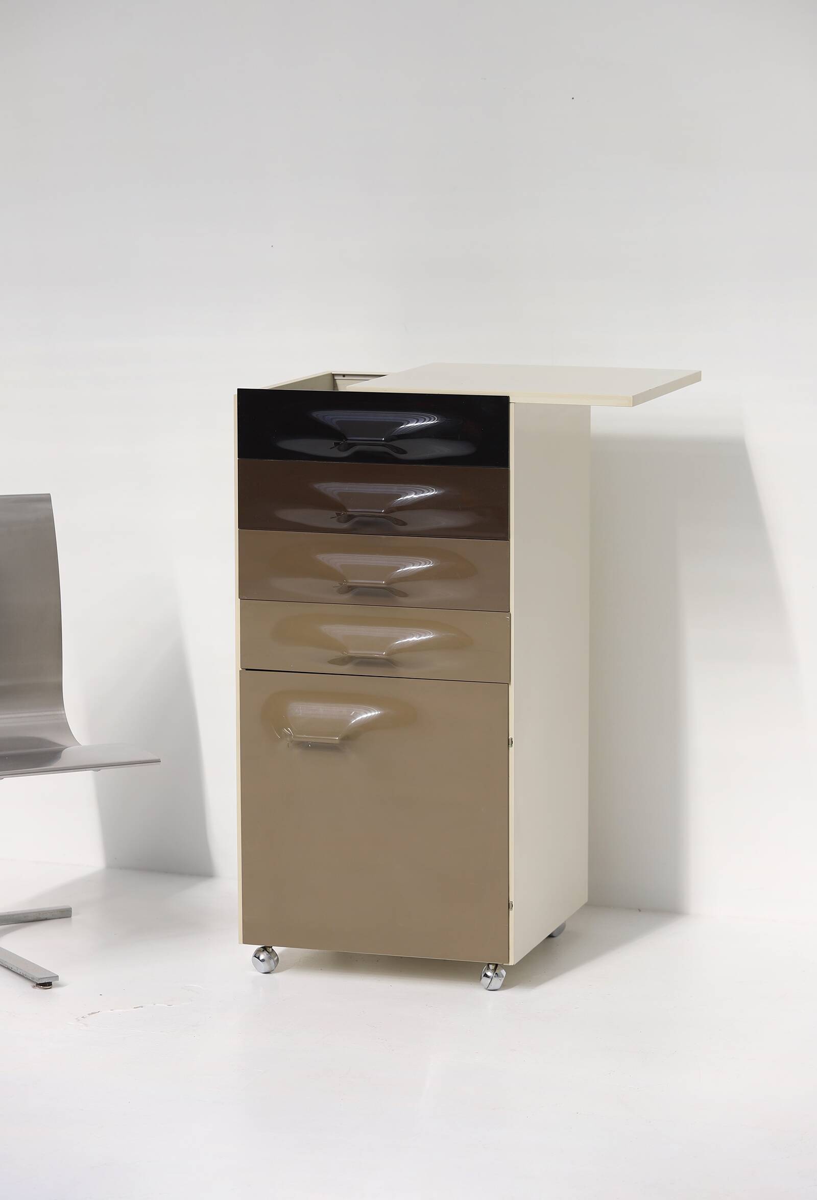 DF2000 trolley bar cabinet by Raymond Loewy for the Doubinsky Frères 1968