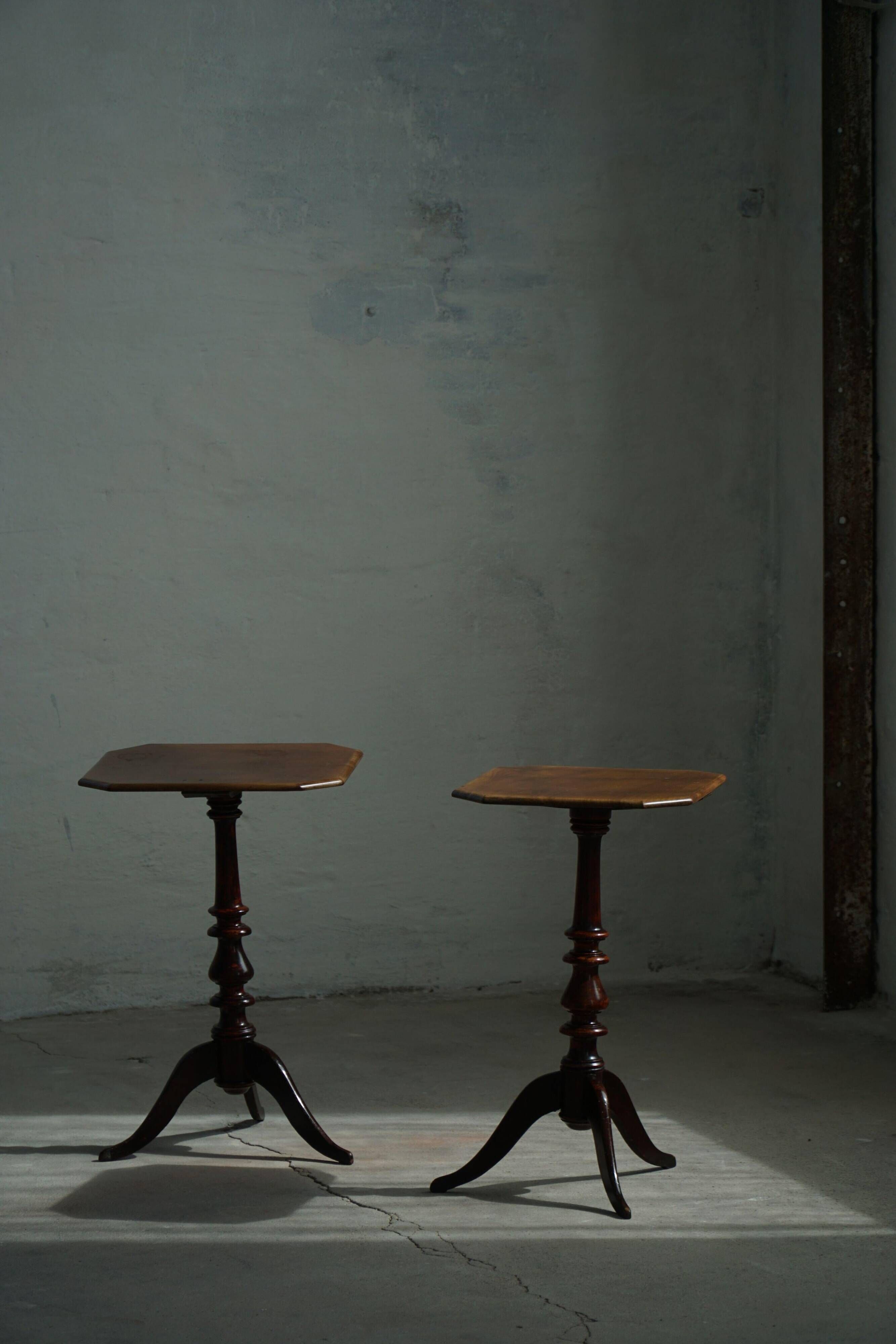 Pair of English side tables / pedestals, walnut wood, mid-century, 1940s.