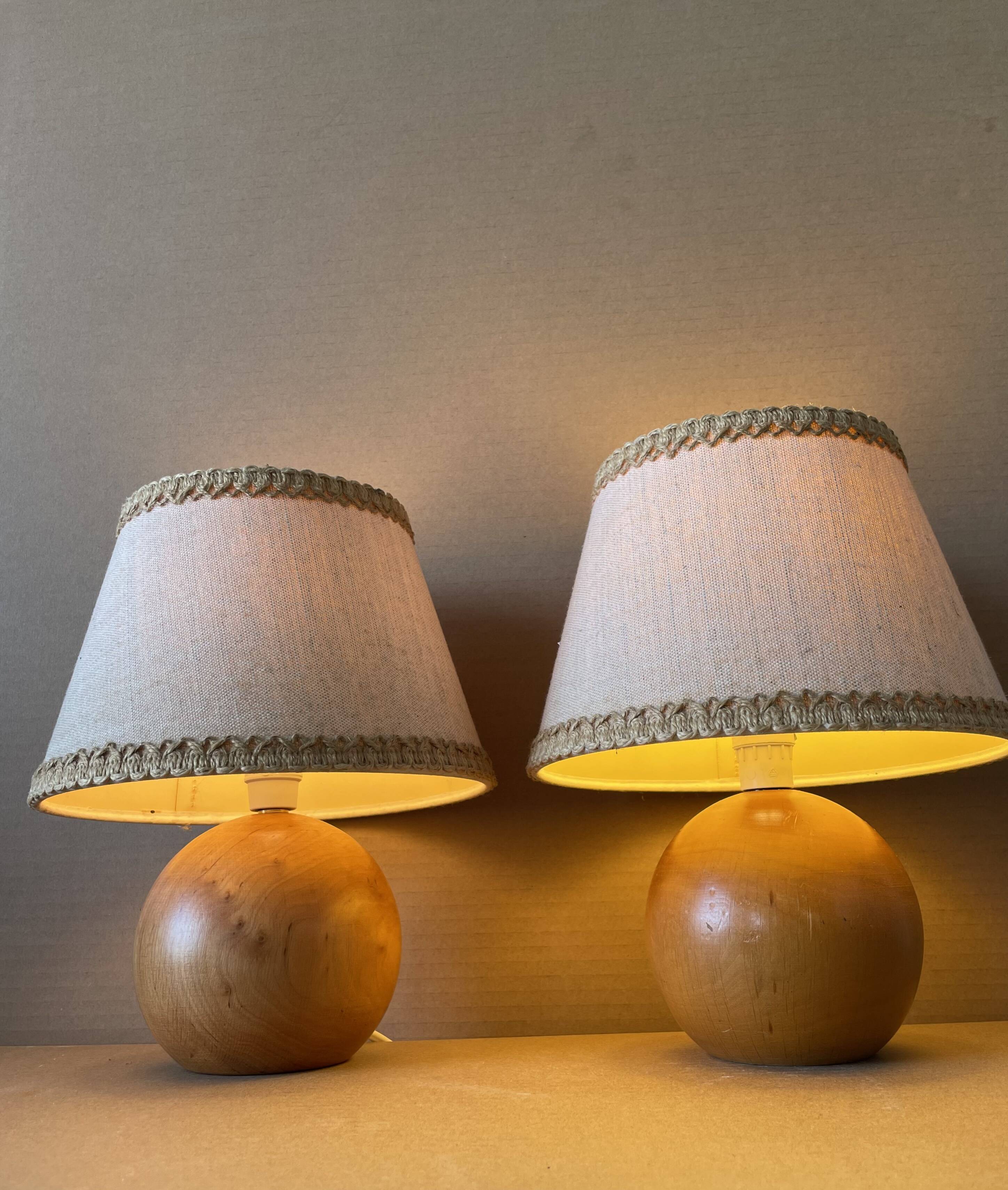 Set of 2 solid wood bedside lamps