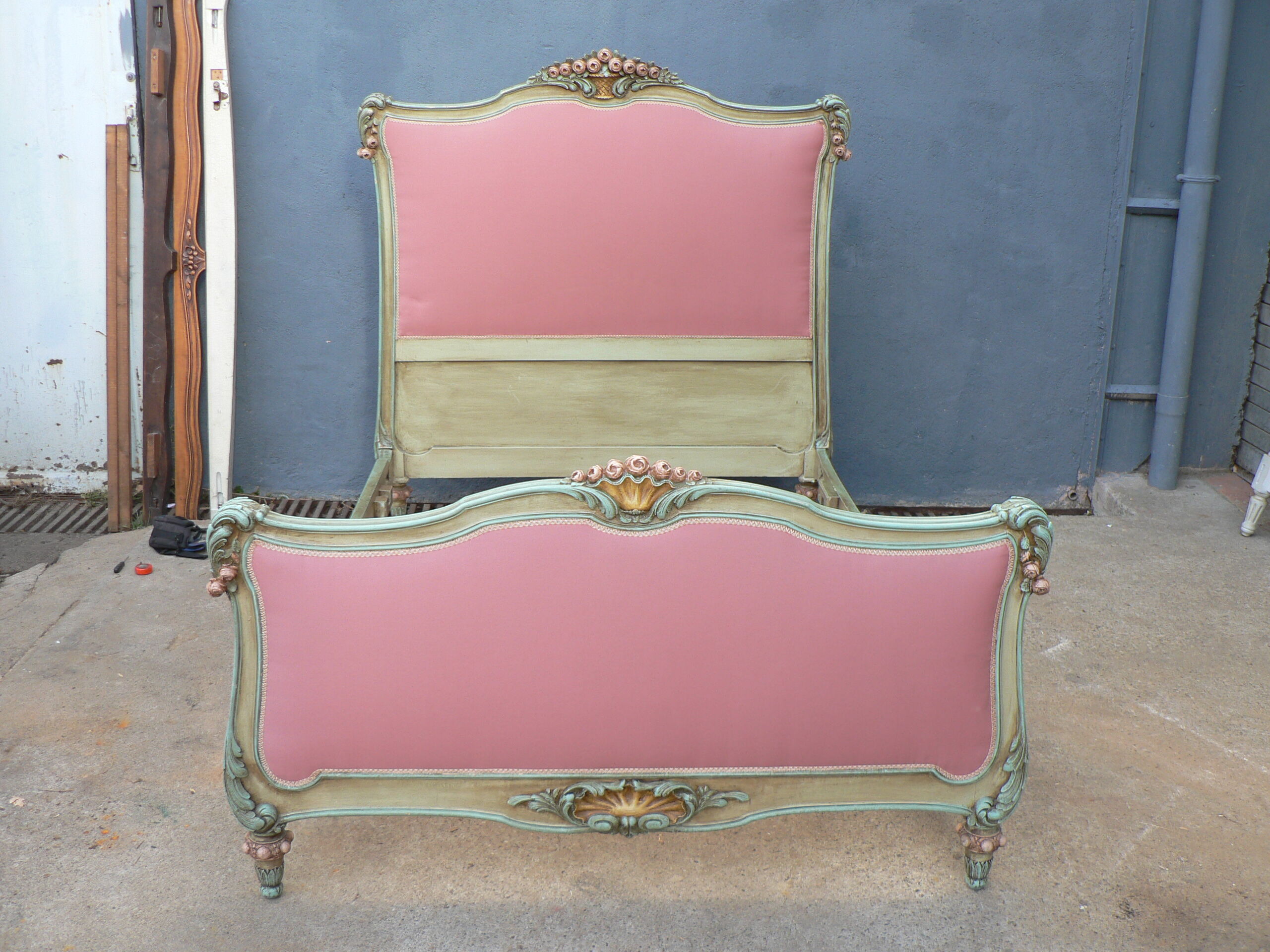 Lit capitonné style Louis XV