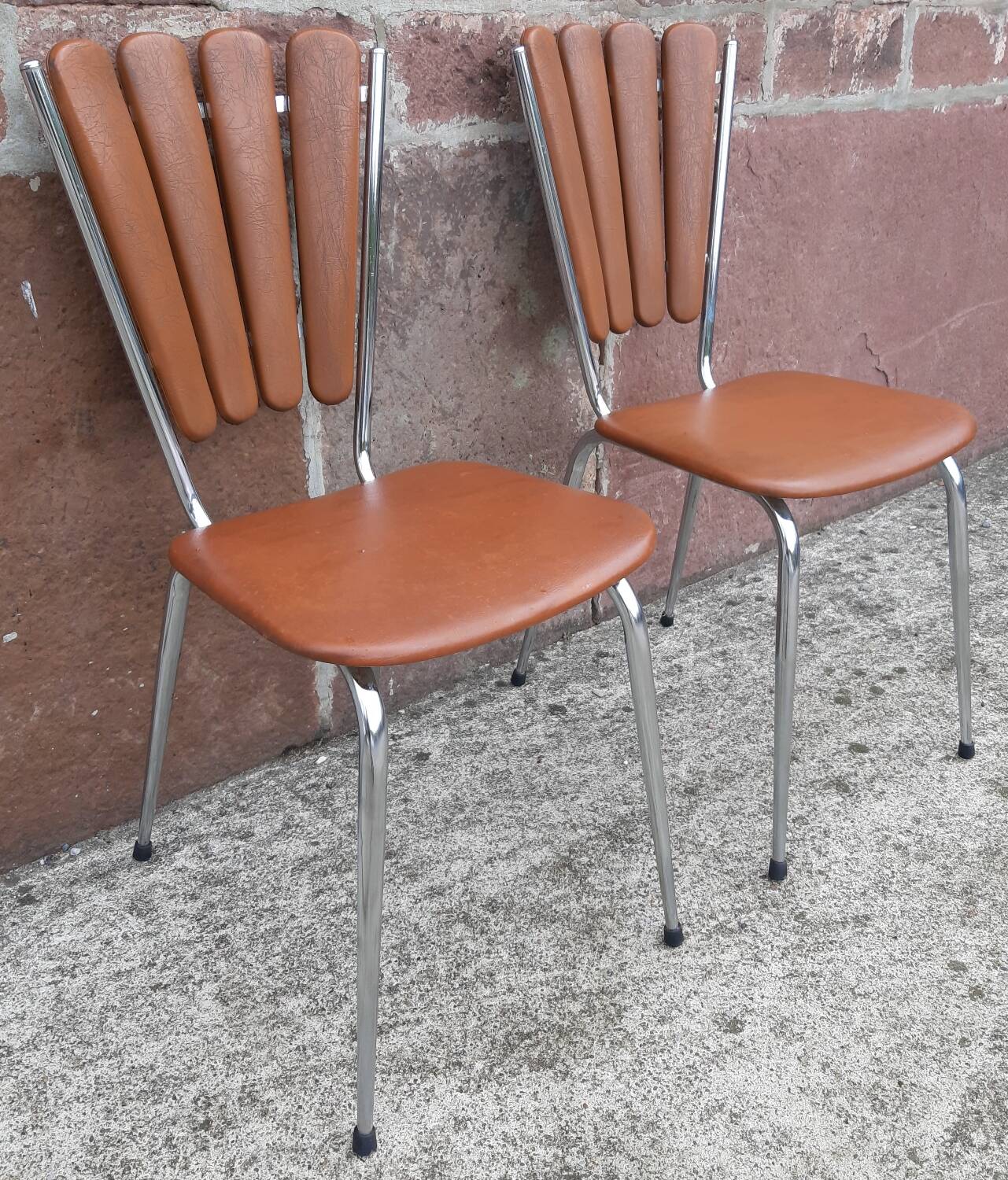 2 “Pétal” chairs from Soudévinyl