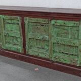Buffet long en bois avec portes anciennes vertes
