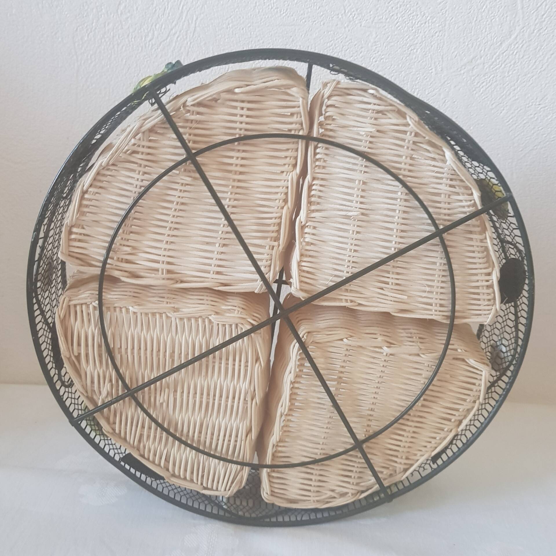 Metal basket with 4 wicker compartments