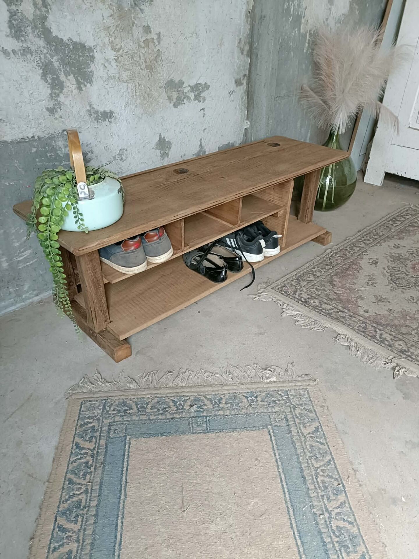 Entrance bench