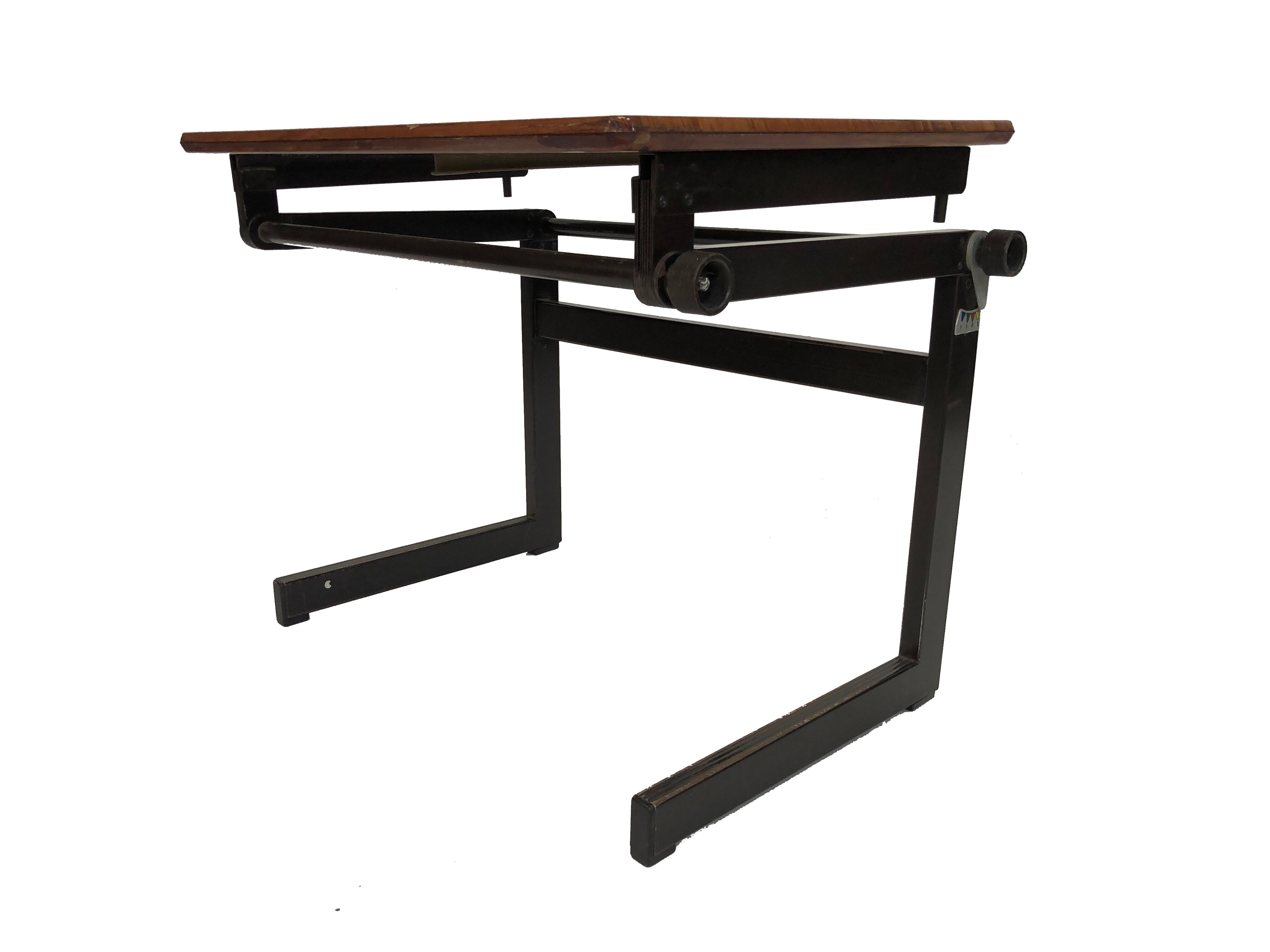 Bureau industriel des années 70 Pays-Bas Marko Galvanitas avec sa chaise