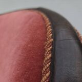 Canapé danois 2 places des années 1950, velours d'ameublement rose saumon, bois de frêne.