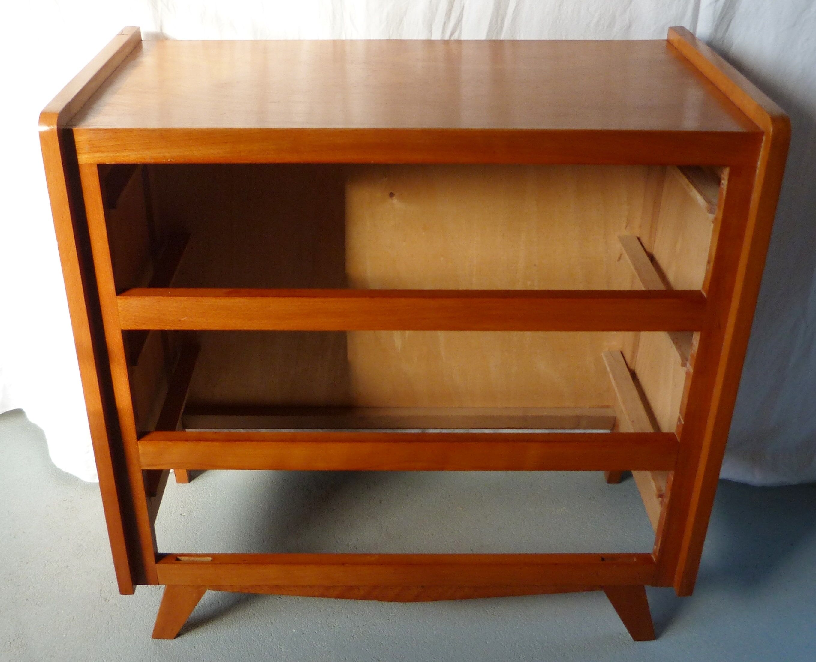 Dresser compass feet