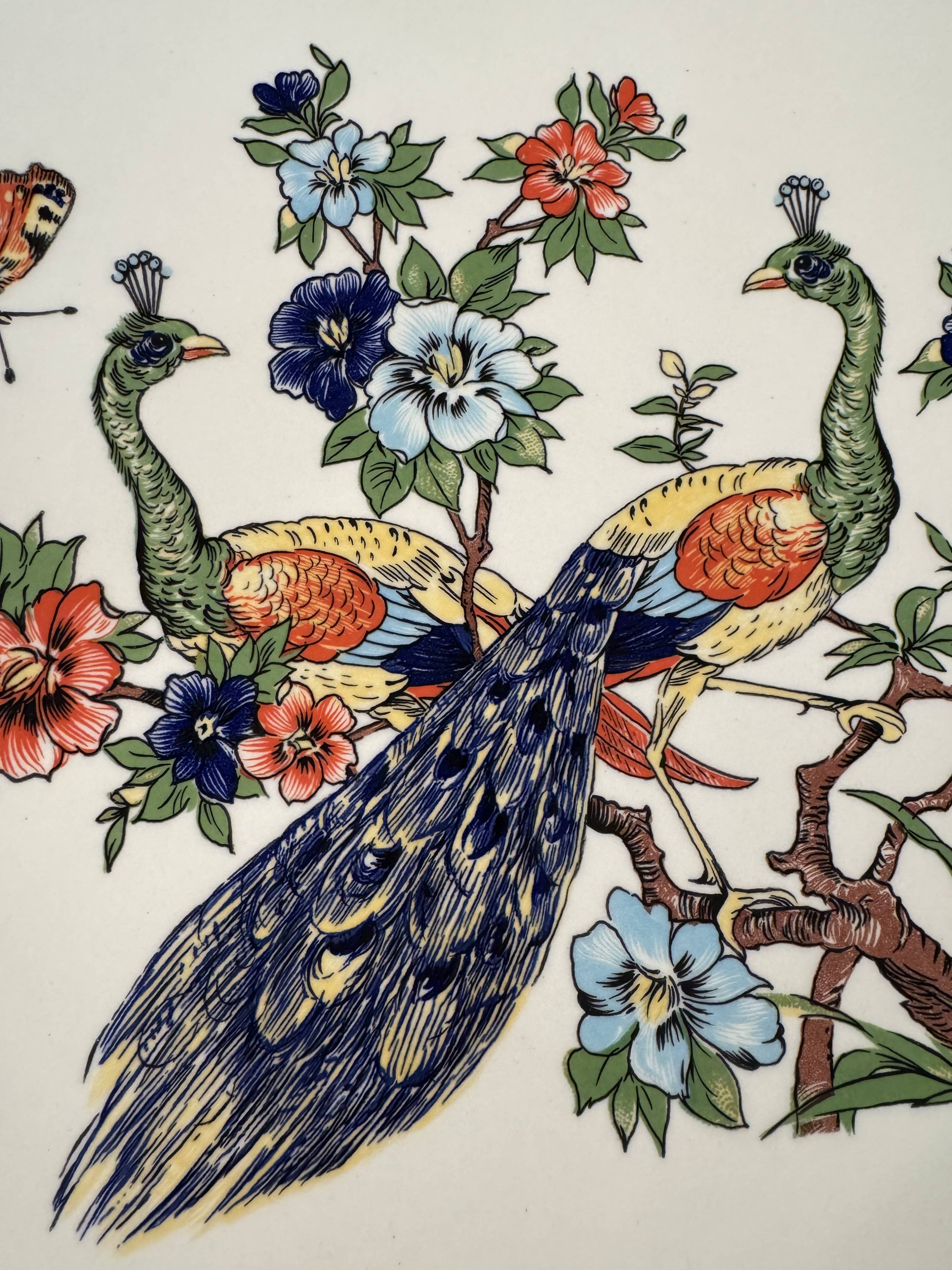 Grand plat à décor de Paons et fleurs XX siècle