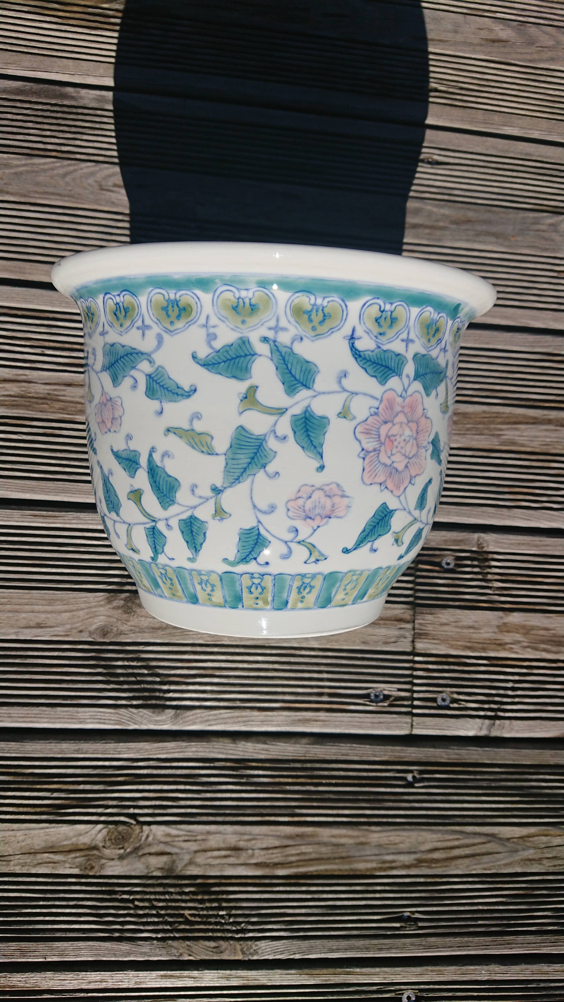 Hand-painted pot-decorated cache