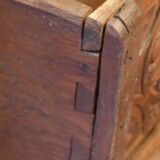 Coffre ancien en bois sulpte