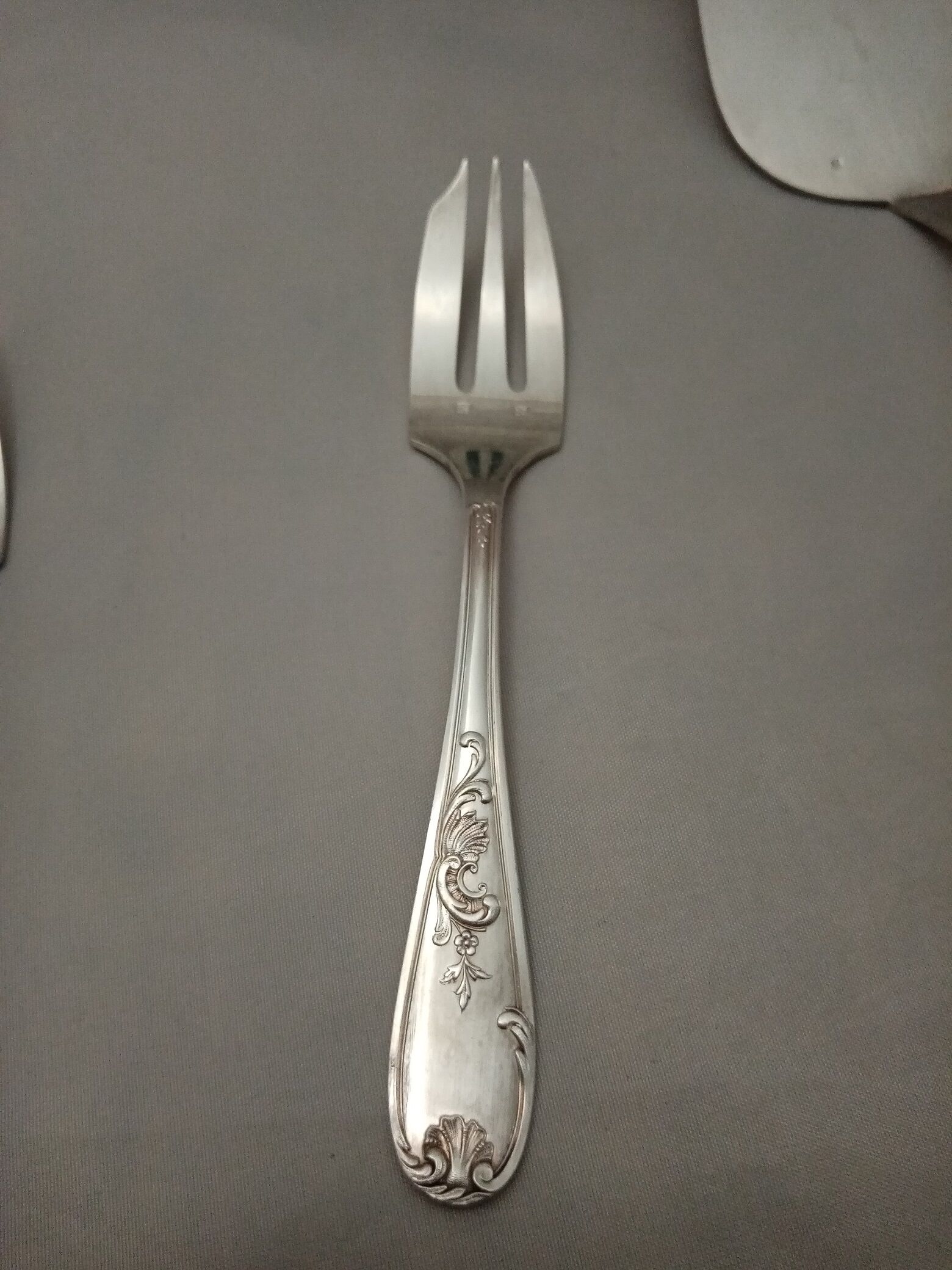 Silver metal dessert fork box with Rocaille-shell pie shovel