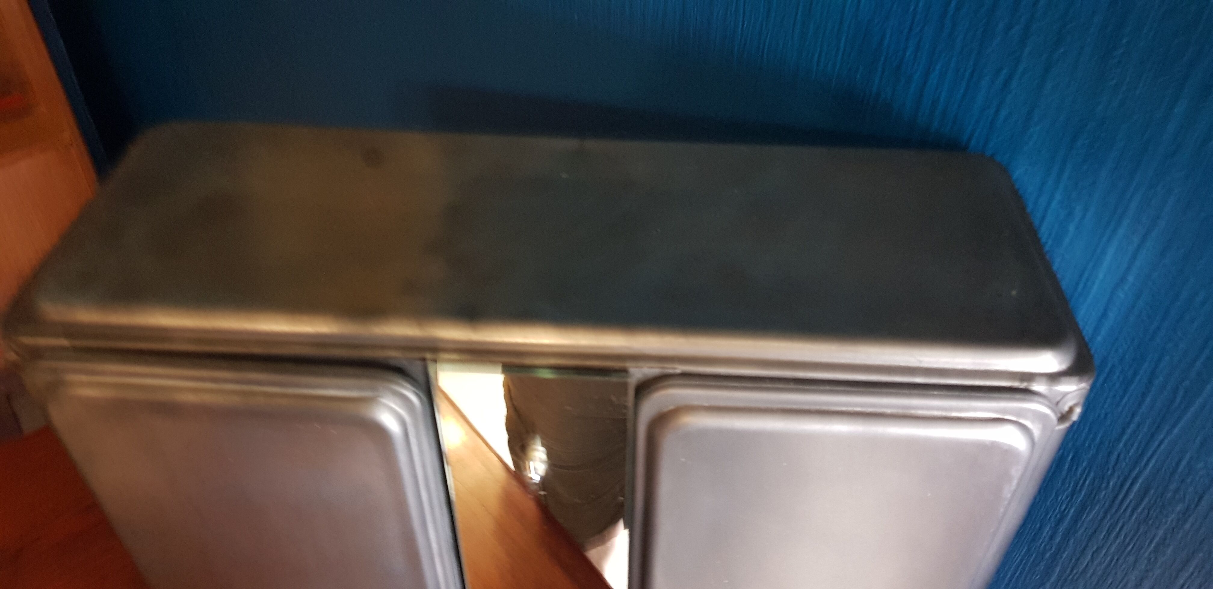 Medicine cabinet in waxed steel