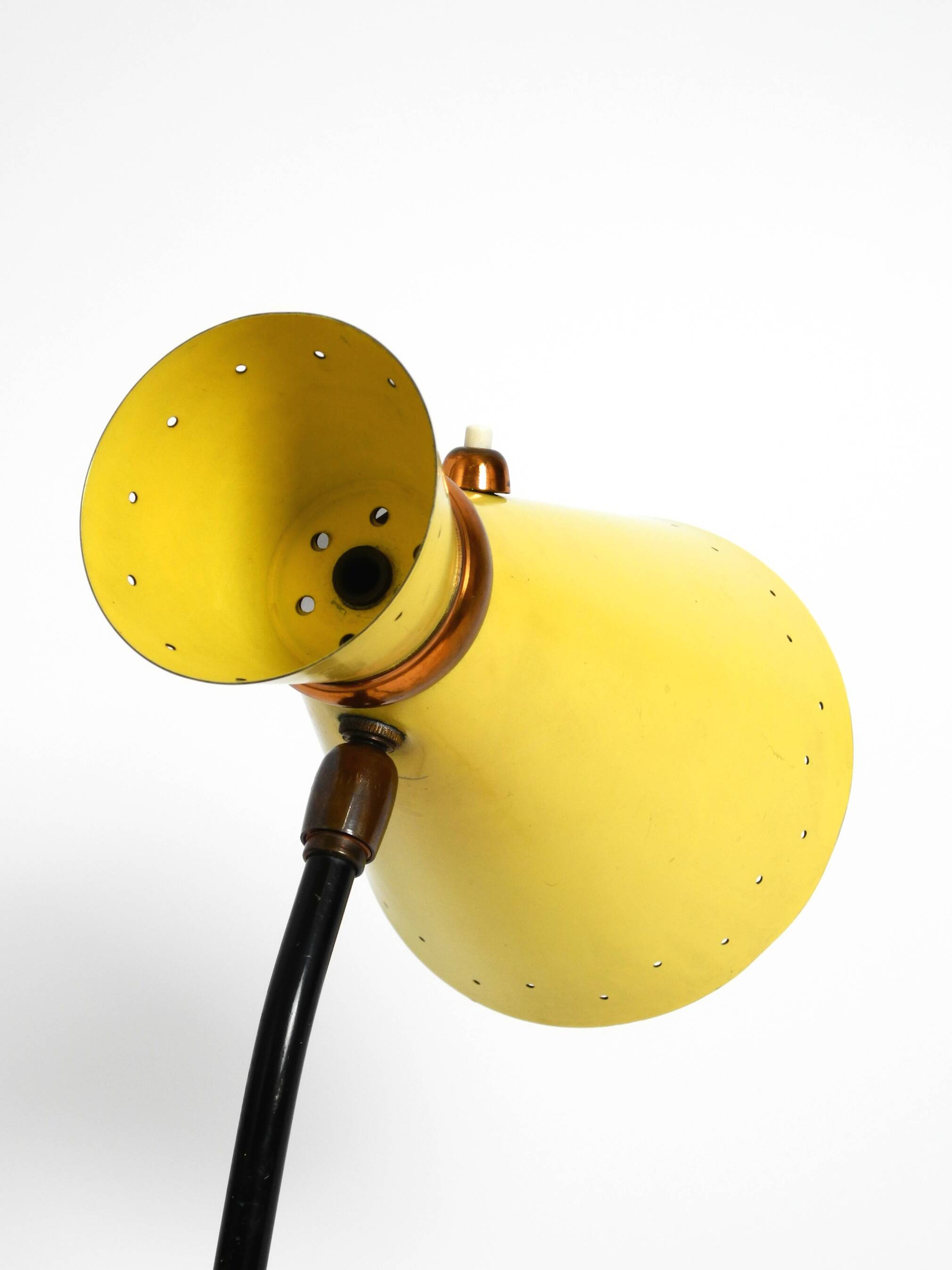 Grande lampe de table sur trépied de style mid-century moderne avec abat-jour diabolo jaune.