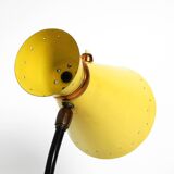 Grande lampe de table sur trépied de style mid-century moderne avec abat-jour diabolo jaune.