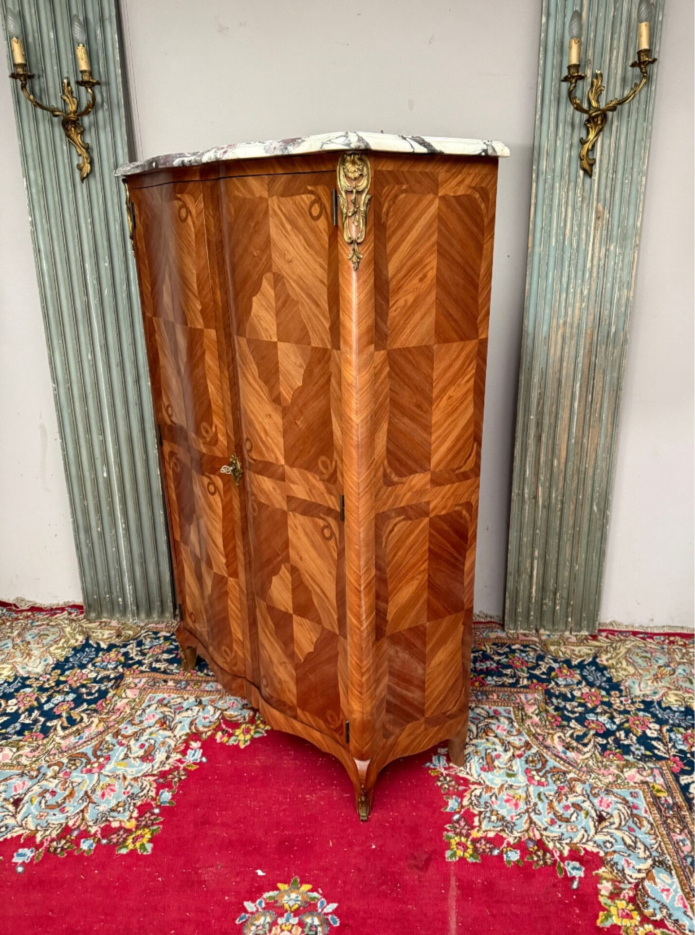 Buffet armoire de style louis xv en marqueterie