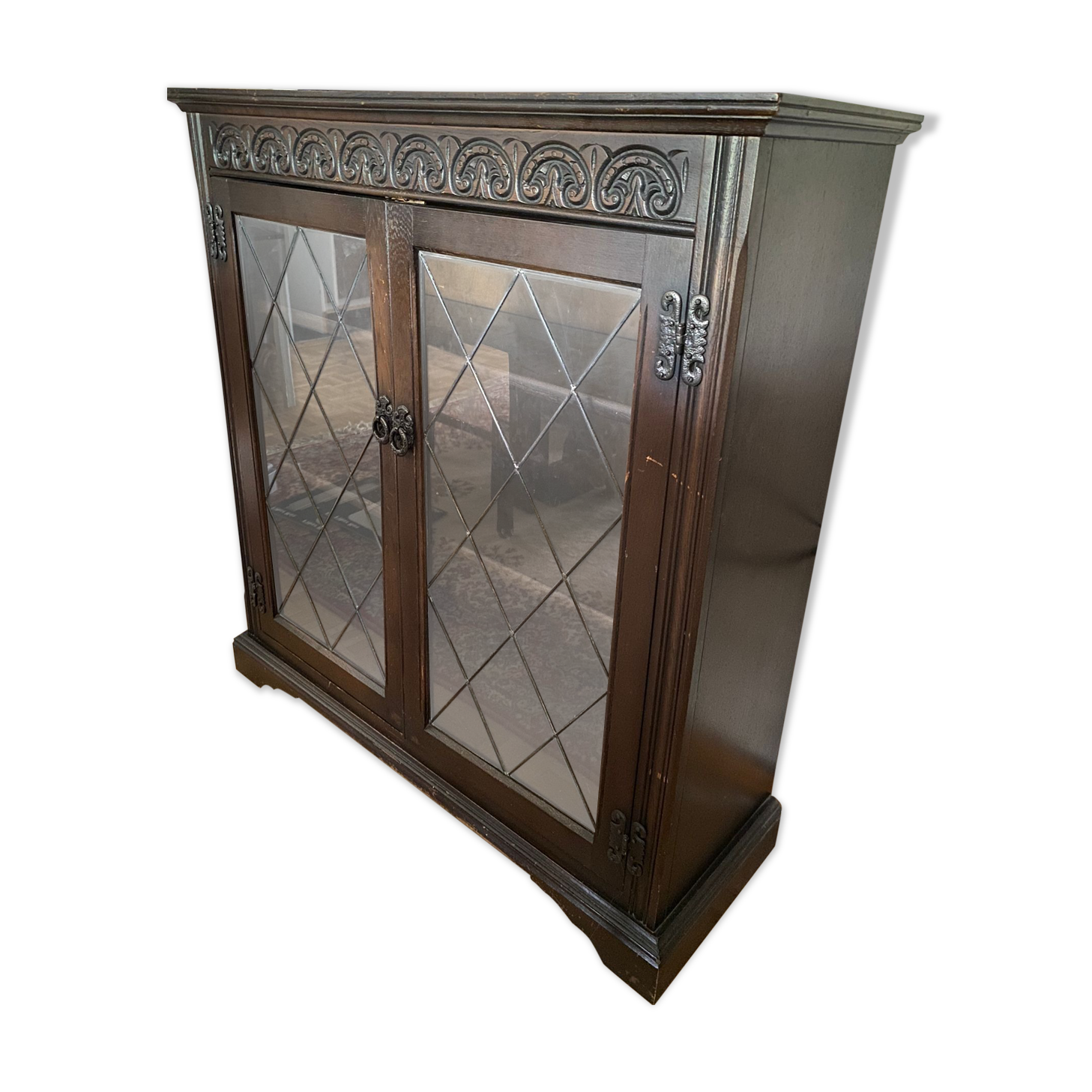 Furniture Showcase / Library with shelves