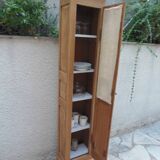 Petite armoire en chêne, 4 étagères, la porte habillée de toile de jute.