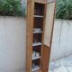 Petite armoire en chêne, 4 étagères, la porte habillée de toile de jute.