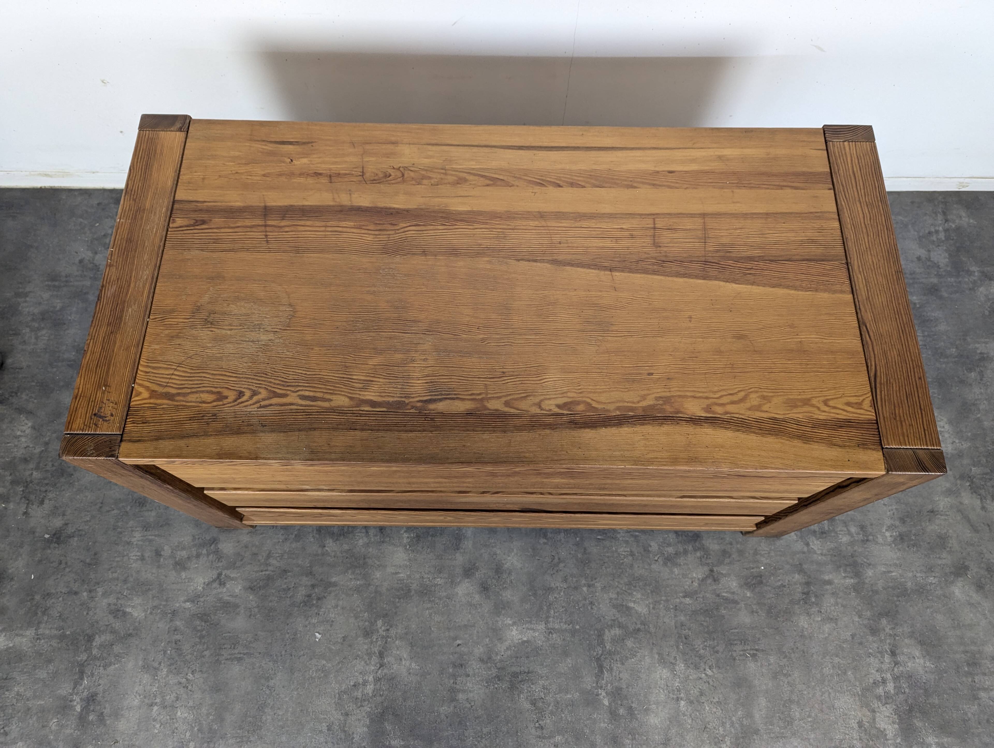 Commode trois tiroirs en bois massif dans le goût de Maison Regain