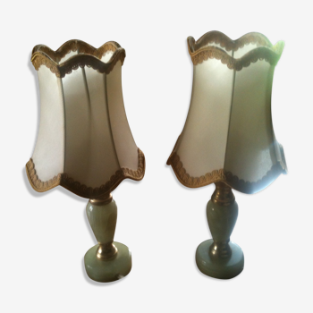 Lampe de chevet, couleur beige , pieds en albatre , abat jour et ampoule e 14