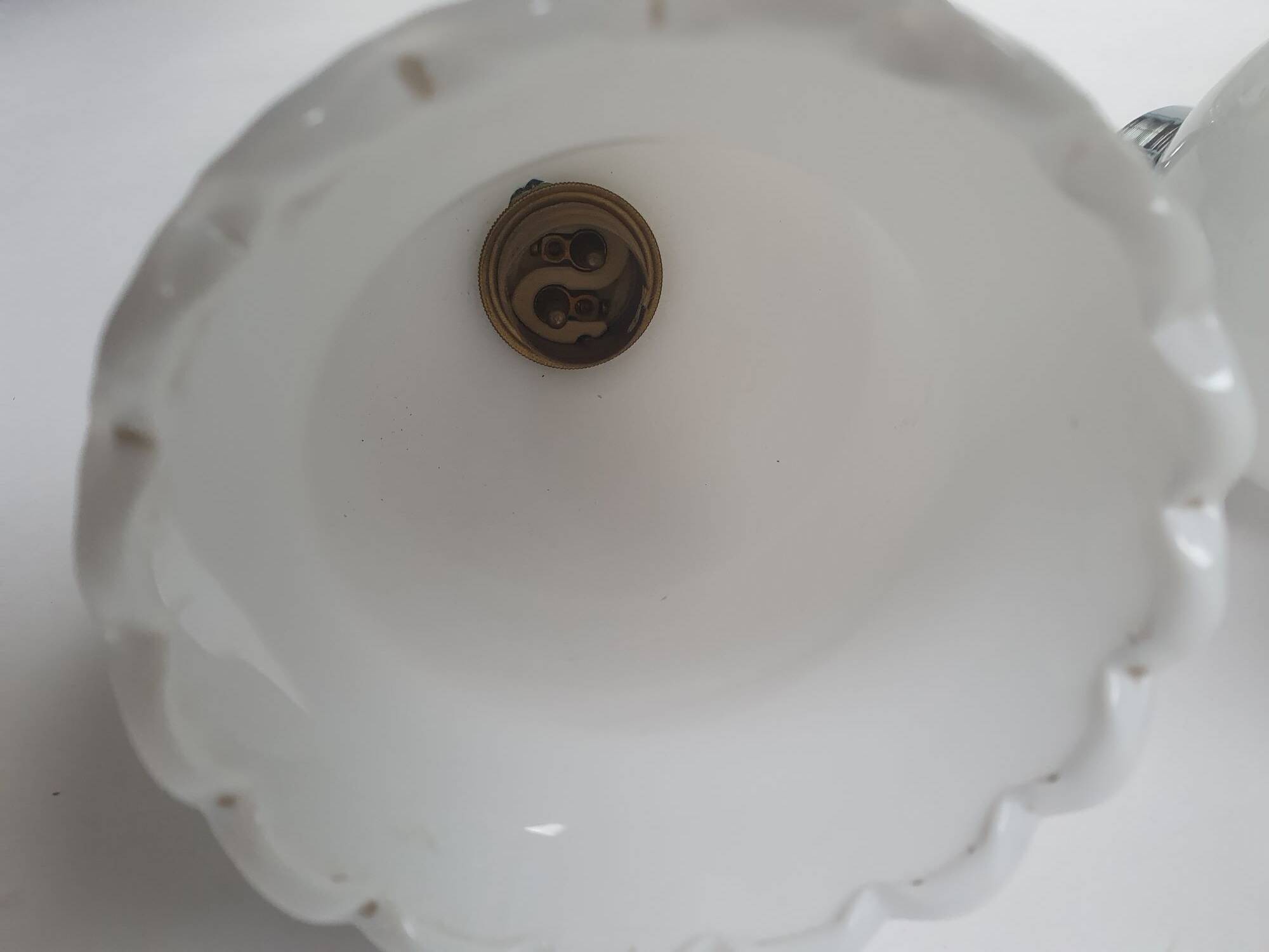 Applique zoomorphe ancienne en laiton argenté et globes opalins