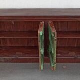 Buffet long en bois avec portes anciennes vertes