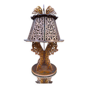 Lampe en bois ajouré