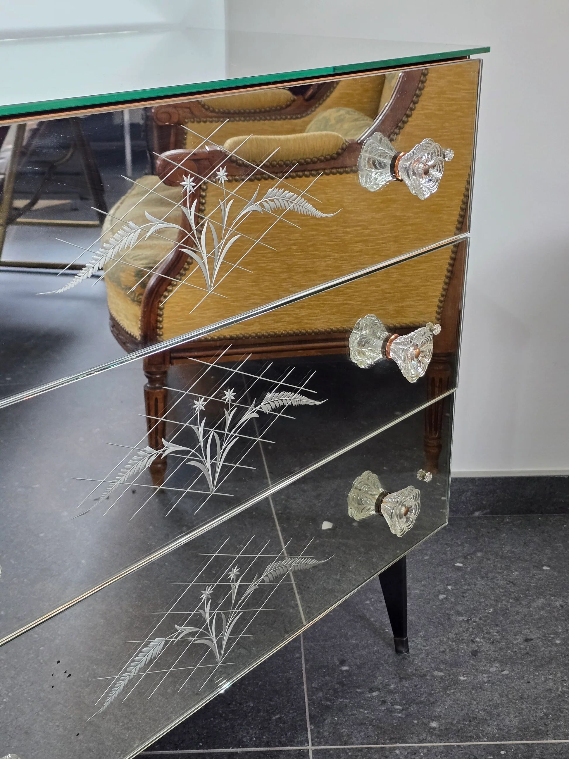 Venetian mirrored commode with 3 drawers