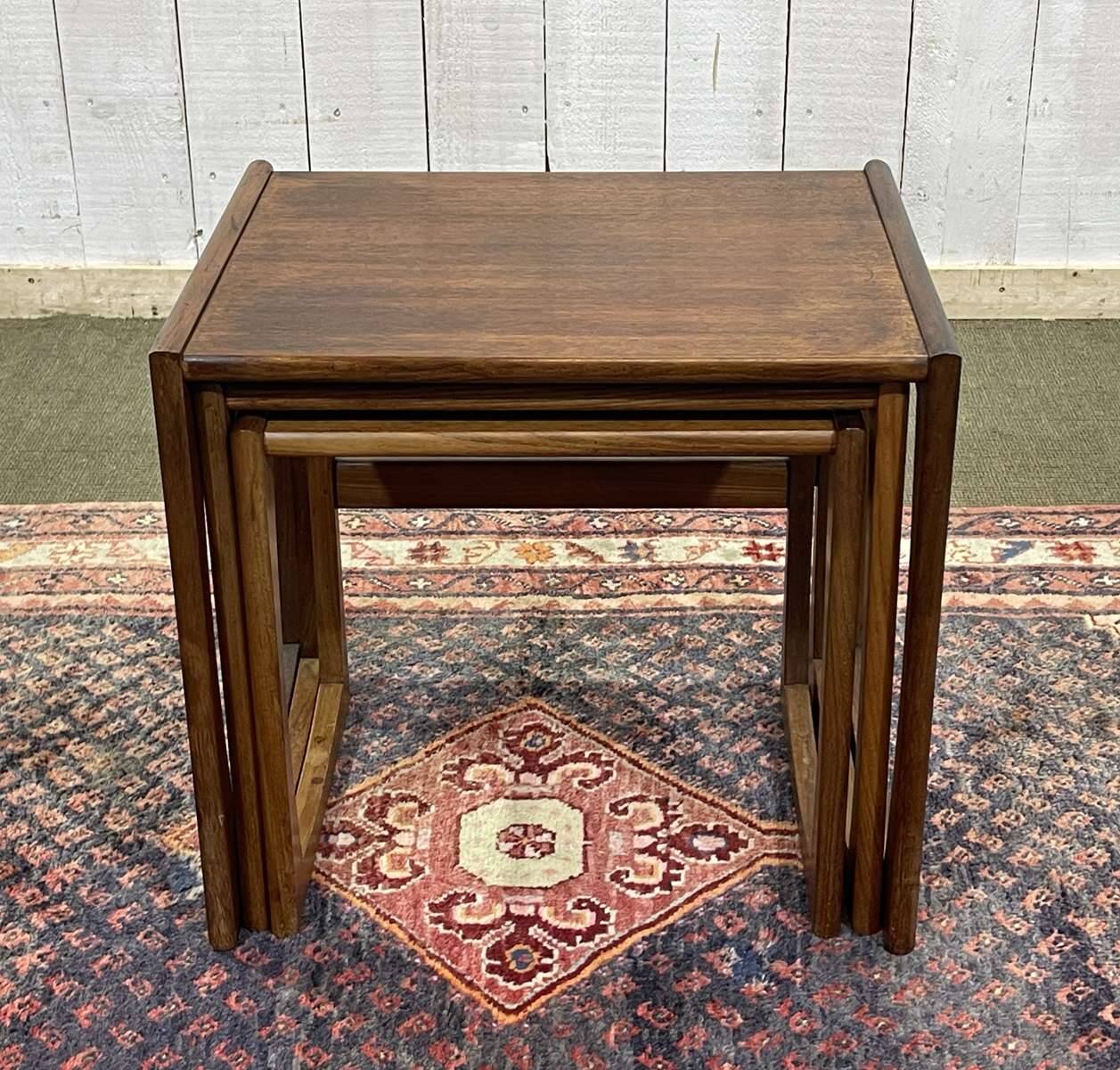 Suite de 3 tables gigognes anglaises en teck des années 70, G-Plan