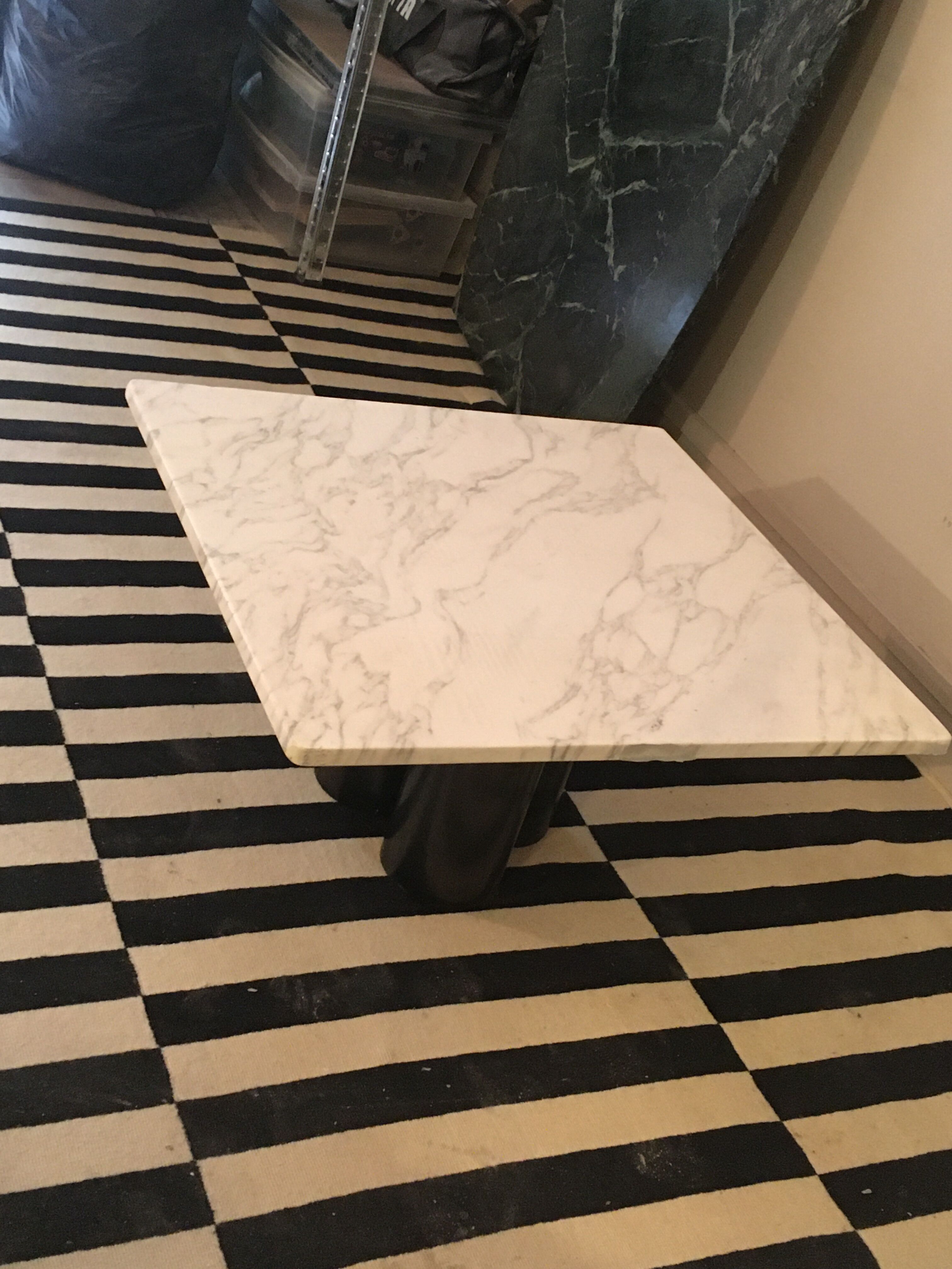Table basse marbre blanc et pieds acier
