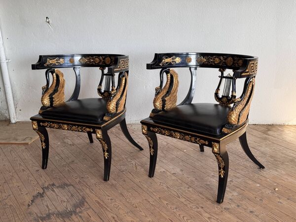 Paire de fauteuils bergères de style Empire à décors de cygnes et de lyres