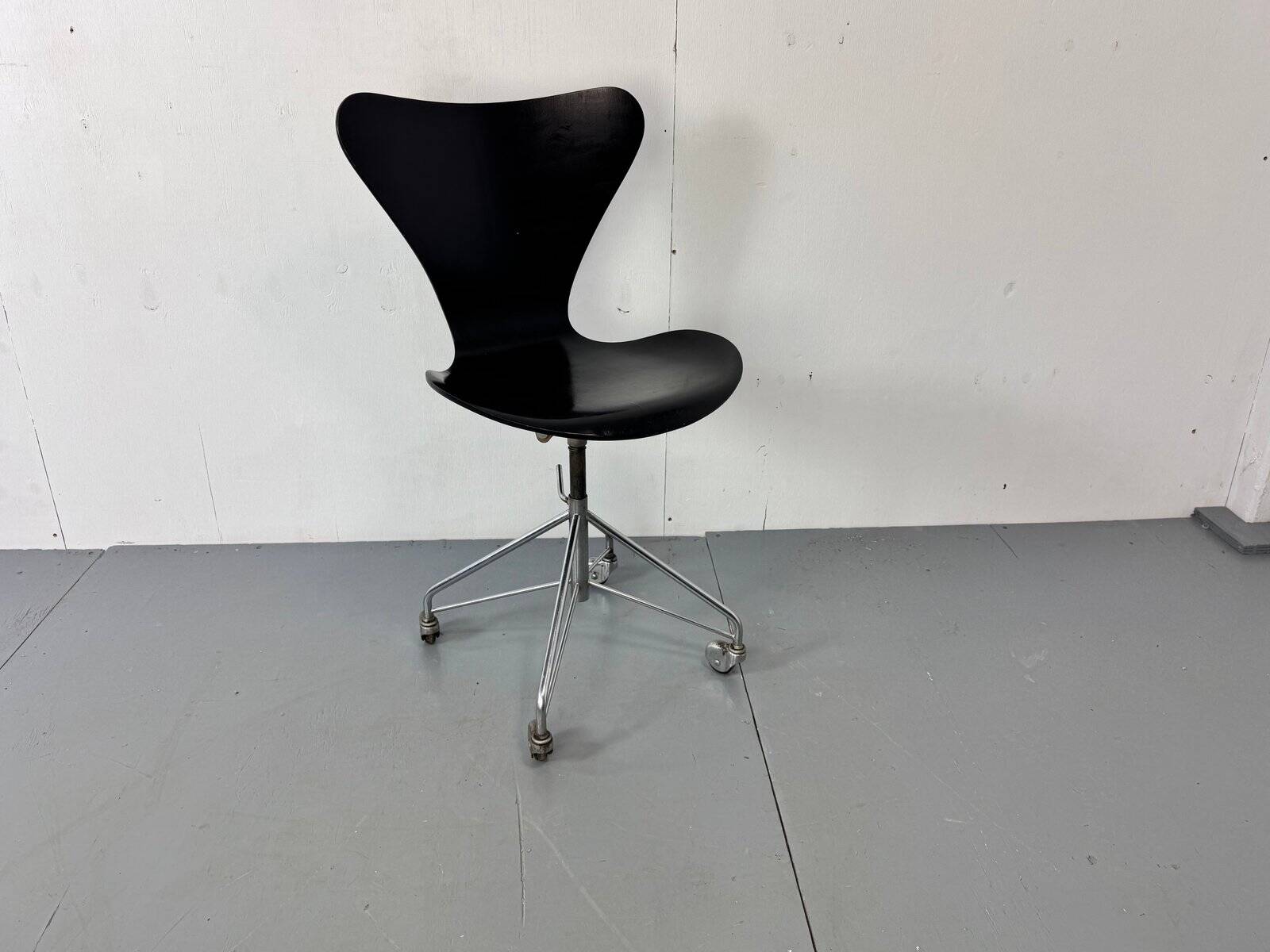 Vintage early 3117 swivel desk chair by Arne Jacobsen for Fritz Hansen, 1955