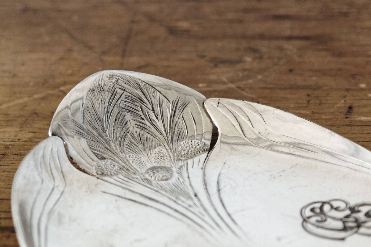 Picks up crumbs Gallia art nouveau