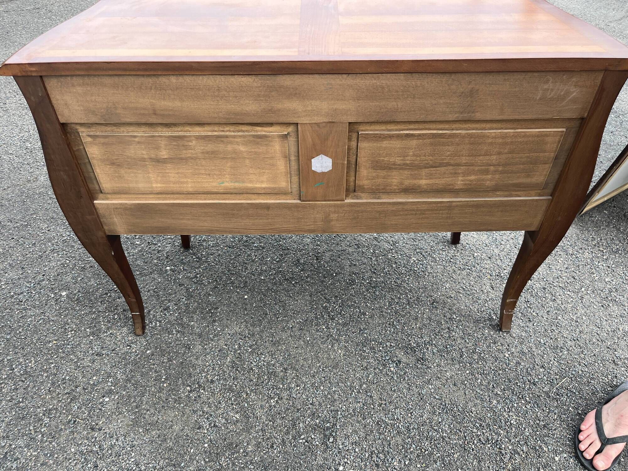 Commode ancienne de style Louis XV en bois - Commode sauteuse galbée avec b